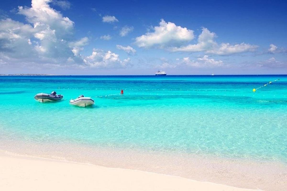 dva čolna, ki stojita v vodi na plaži