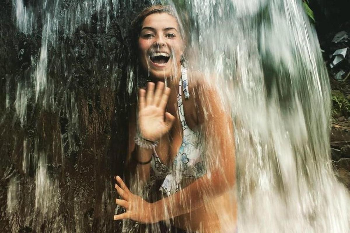 una donna in piedi davanti a una cascata