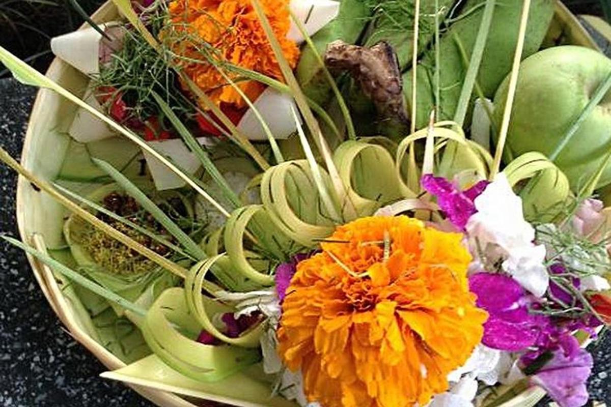 uma cesta de vegetais e flores sobre uma mesa