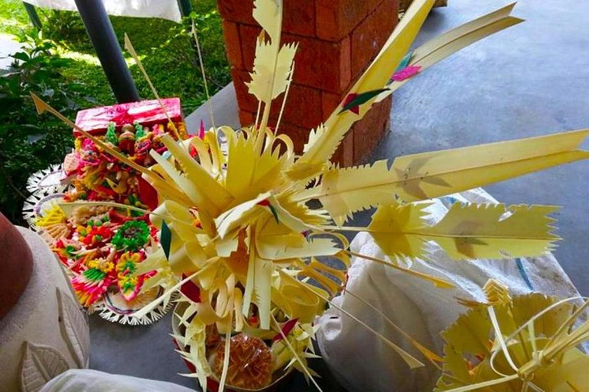 un vaso pieno di fiori gialli su un tavolo