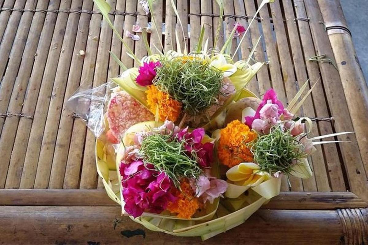 un mazzo di fiori in un cesto su una griglia