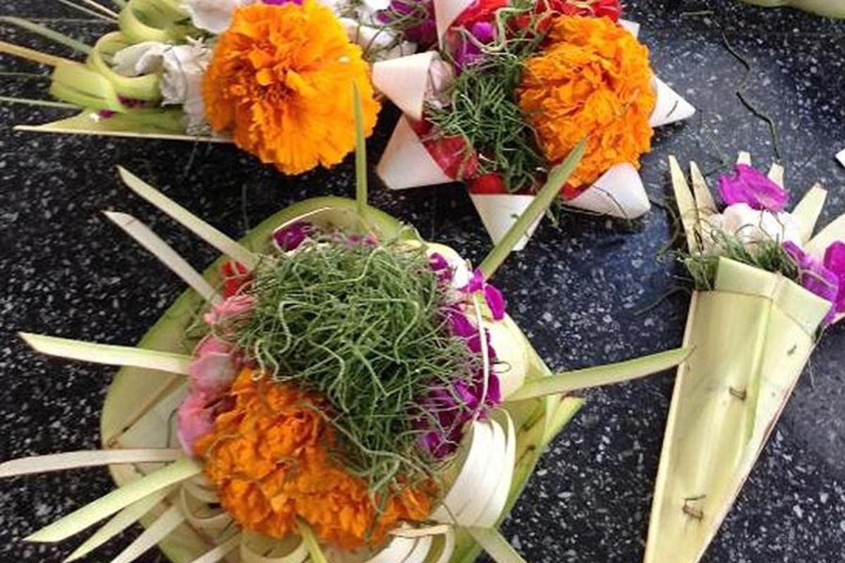 um buquê de flores em cima de uma mesa