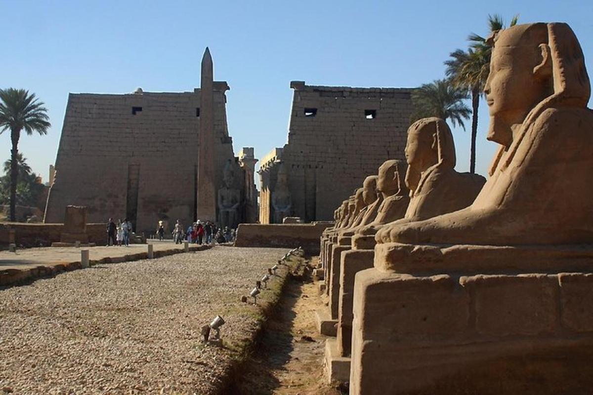 una fila di statue in piedi davanti a un edificio