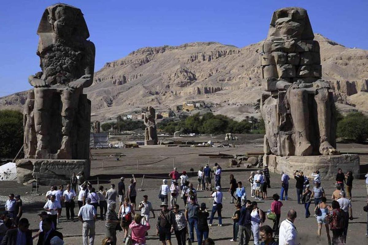 un folto gruppo di persone che camminano intorno a un monumento