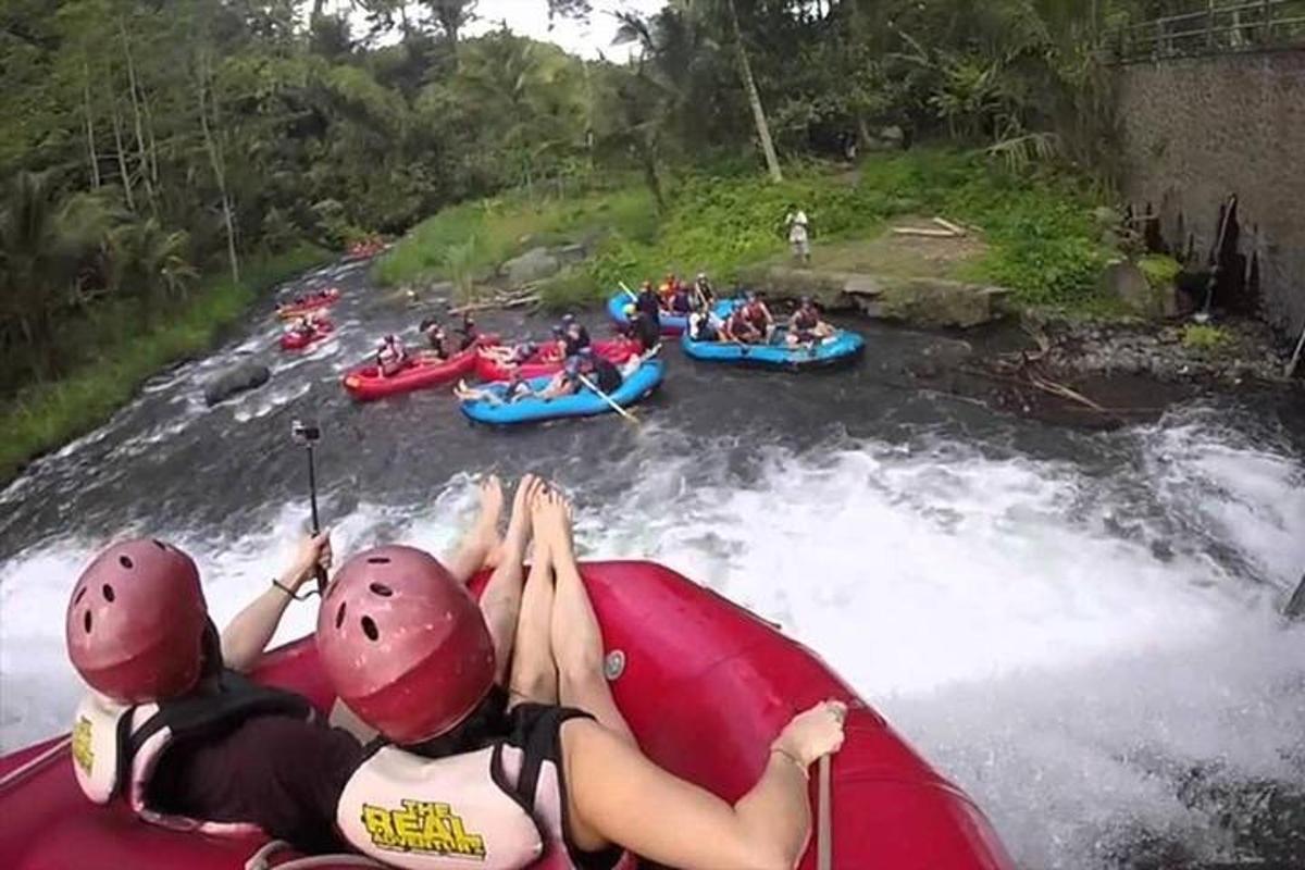 deux personnes descendant une rivière en rafting en groupe