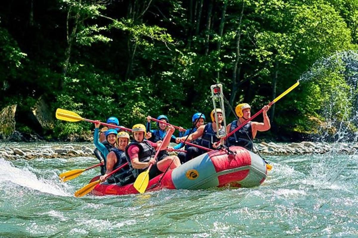 un groupe de personnes fait du rafting sur une rivière