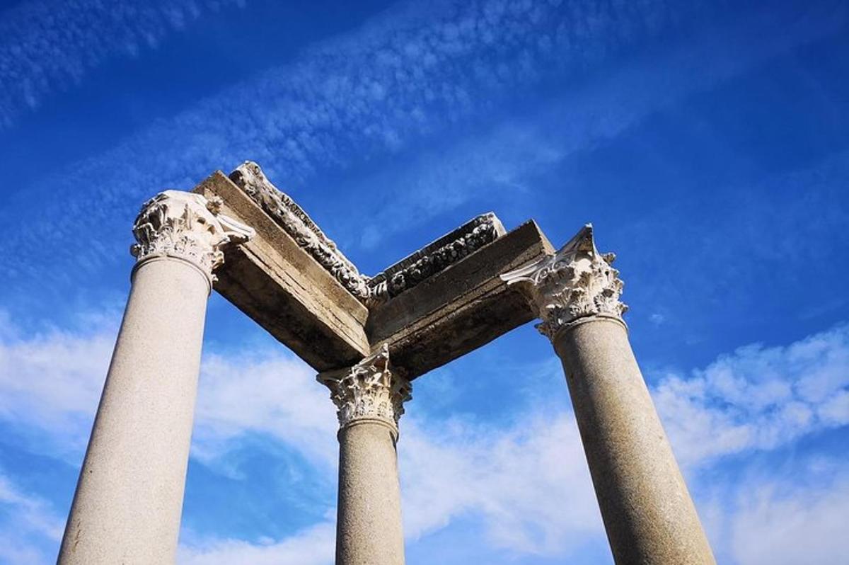 una coppia di colonne con il cielo sullo sfondo