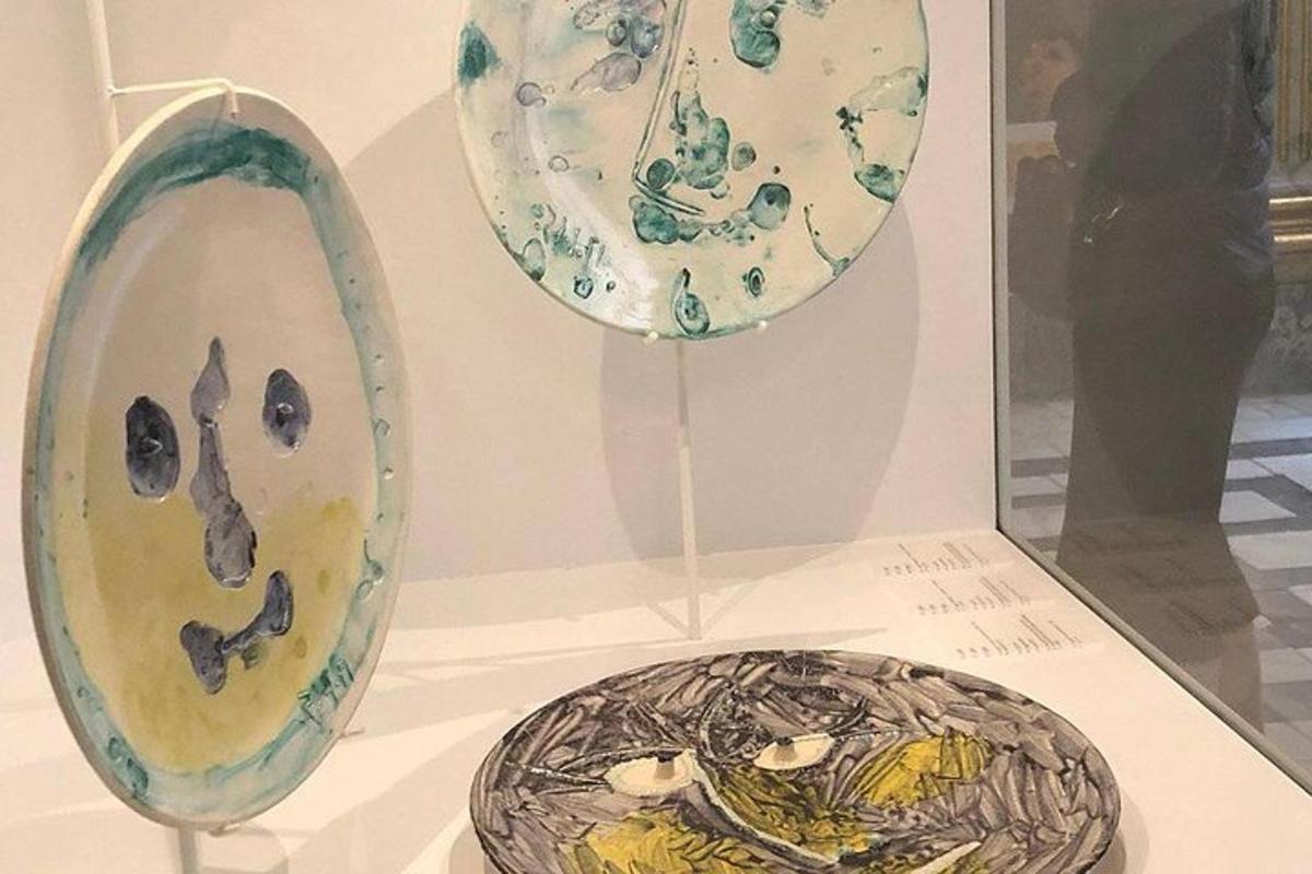 kaks vaasi ja taldrik muuseumis väljapanekul
