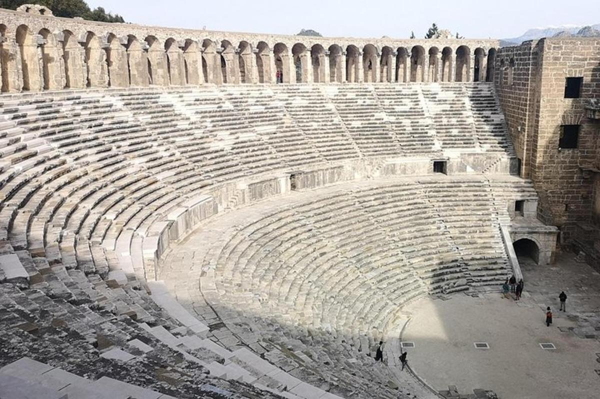 un anfiteatro vuoto con persone in piedi dentro