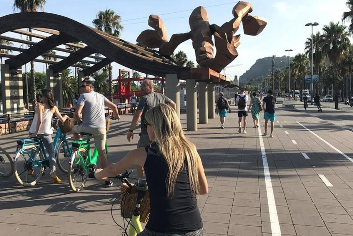 uma mulher andando de bicicleta em uma rua da cidade com pessoas