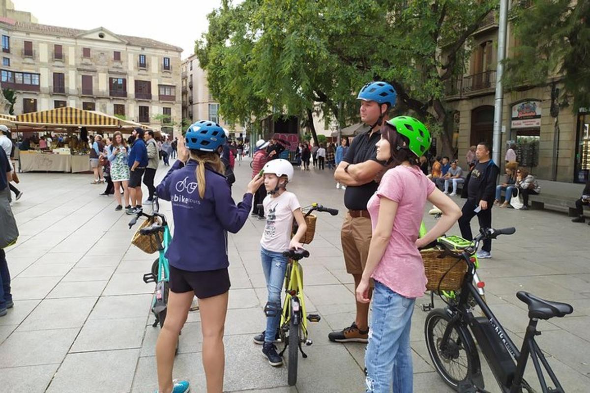 um grupo de pessoas em bicicletas em uma rua da cidade