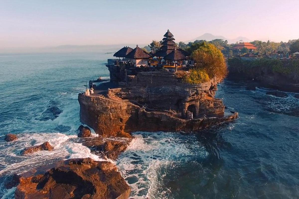 una illa a l'oceà amb un temple
