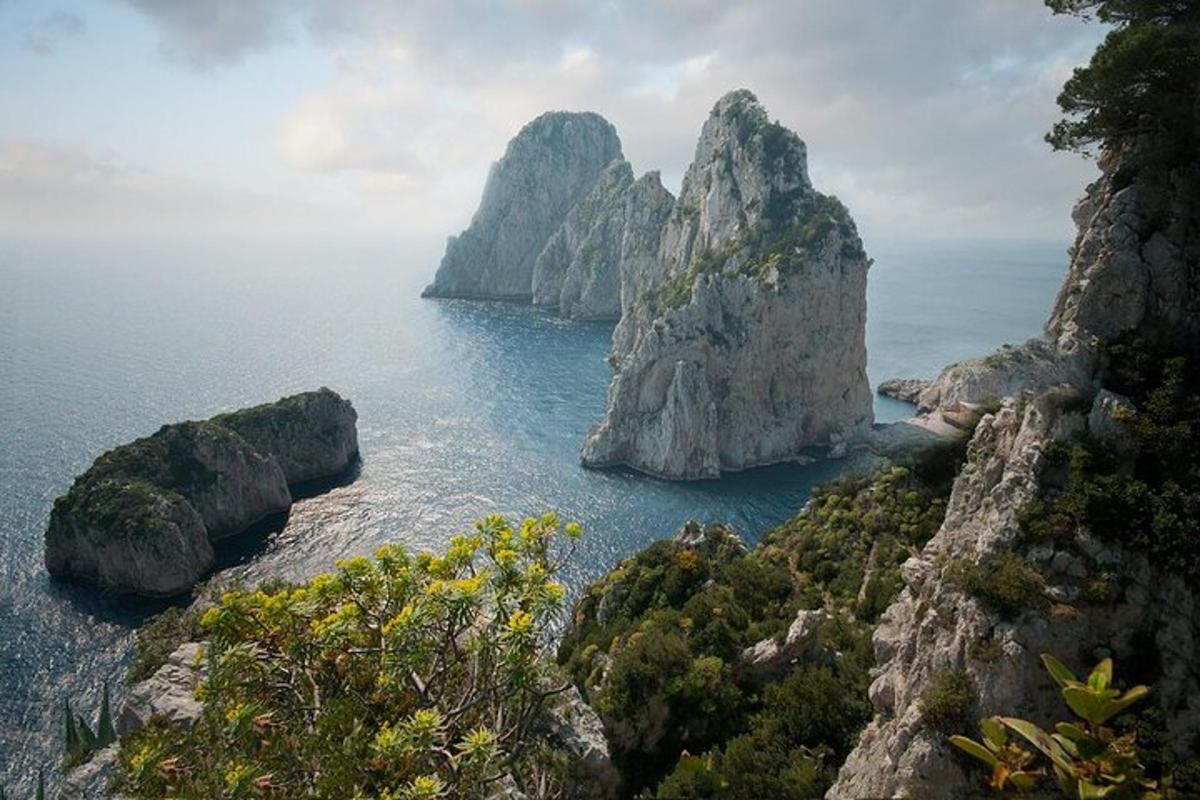 sebuah pulau di lautan dengan batu di dalam air