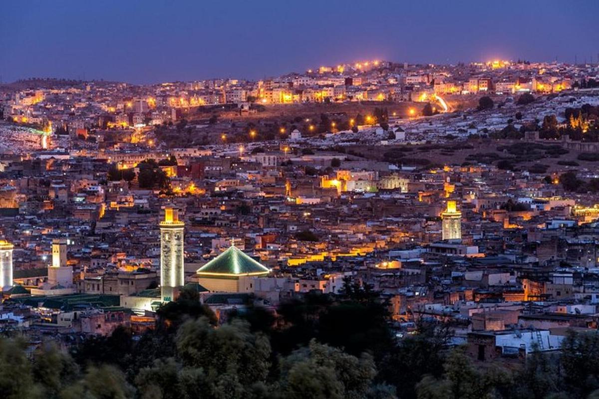 uma vista de uma cidade à noite