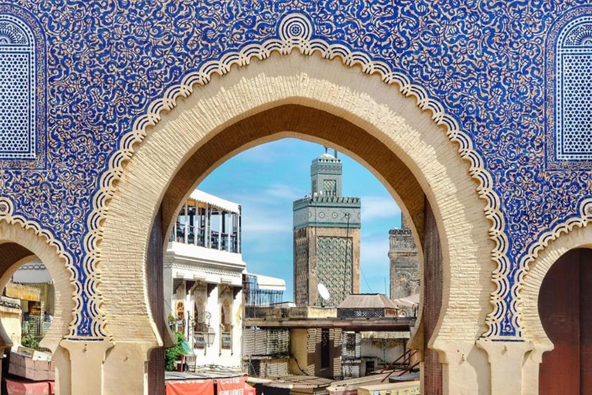 قوس في مدينة بها برج ساعة