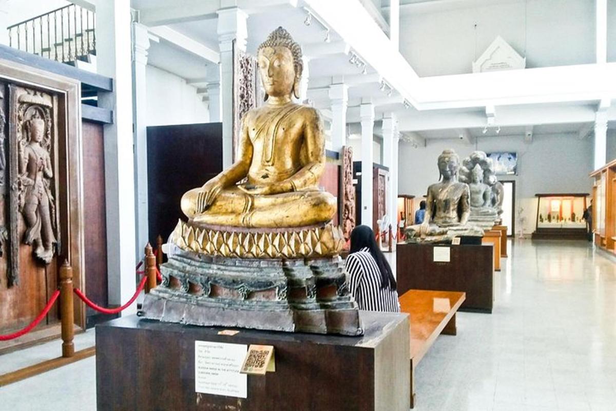 una grande statua dorata esposta in un museo