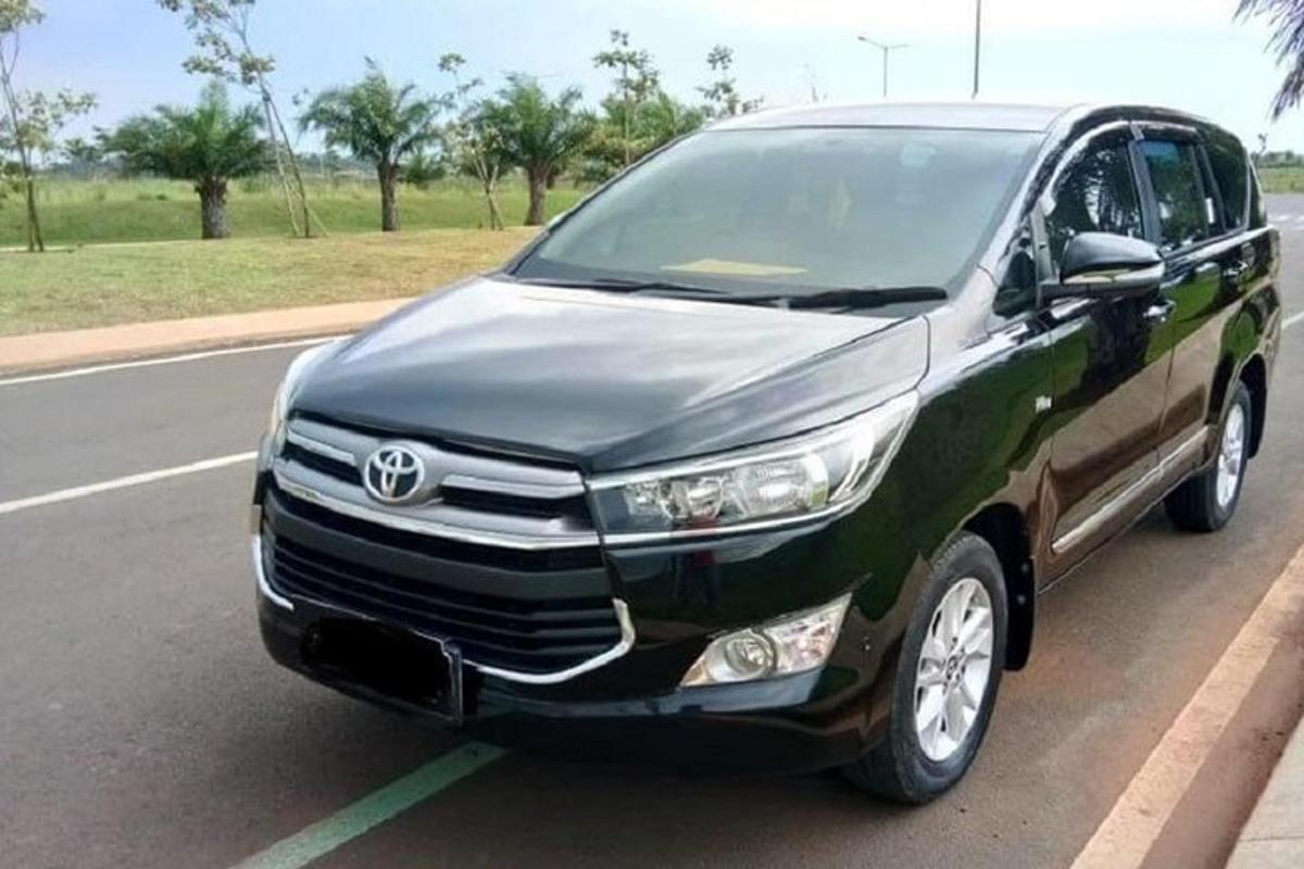 Una Toyota Fortuner está estacionada en una carretera