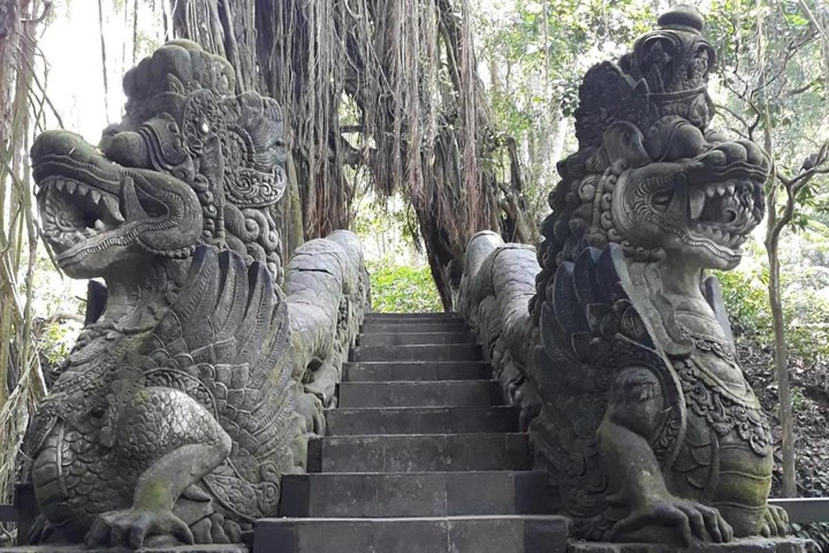 Una escalera con estatuas de piedra de dragones.