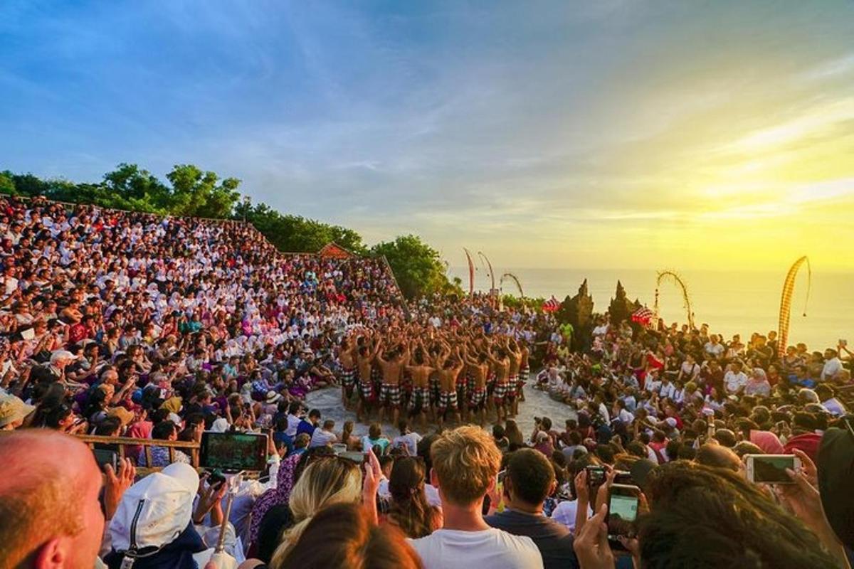 Una gran multitud de personas viendo a una banda tocando en el festival.