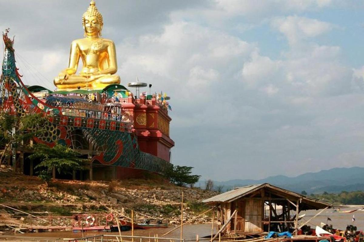 una grande statua d'oro di fronte a un grande edificio