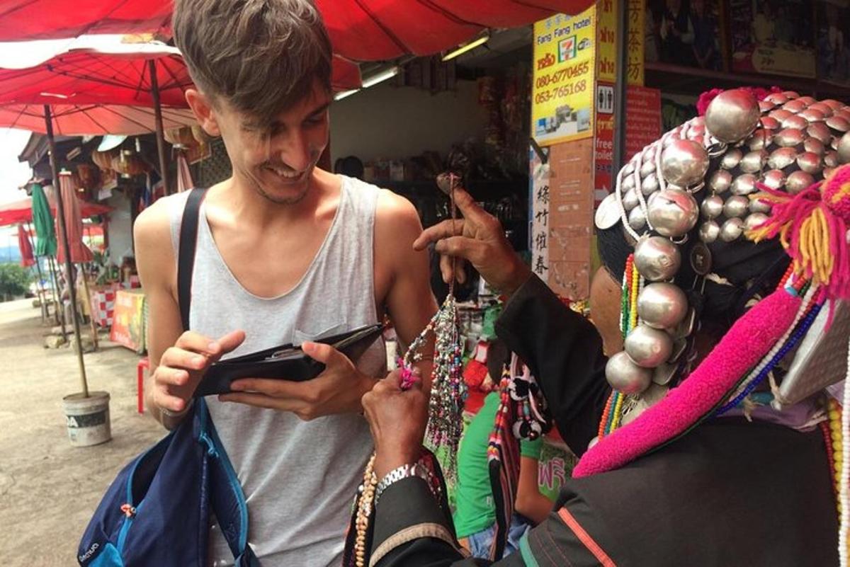 isang babae na nakatingin sa kanyang cell phone sa isang palengke