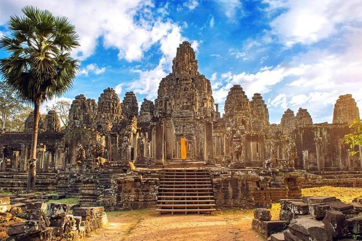 tempel, mille ees on palmipuu
