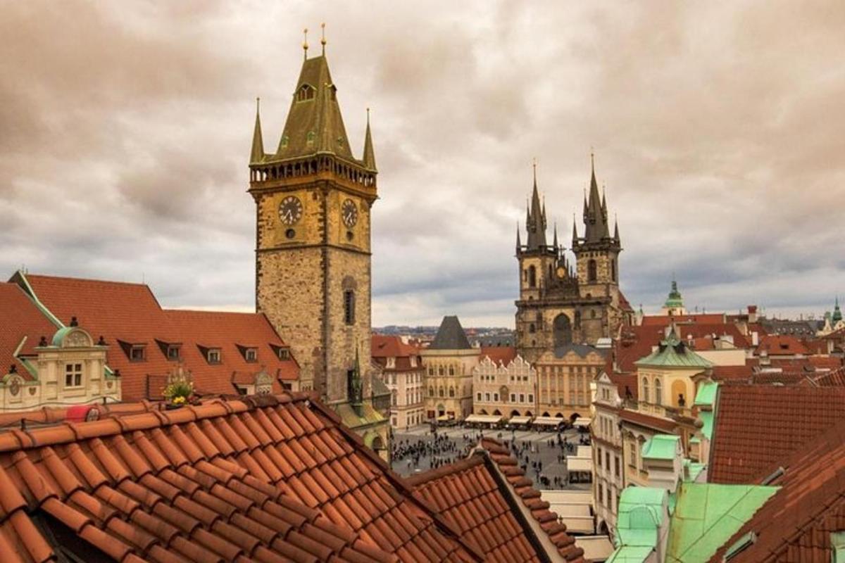 Una vista de una ciudad con una torre de reloj.