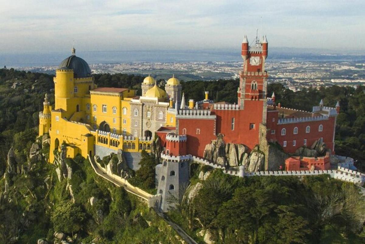 un castell al cim d'una muntanya