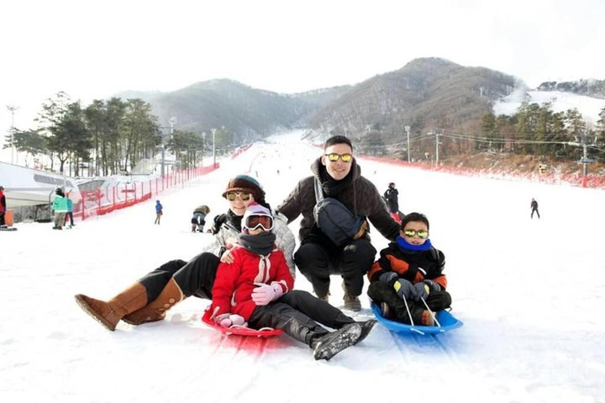 un gruppo di persone sedute sulla neve con gli snowboard