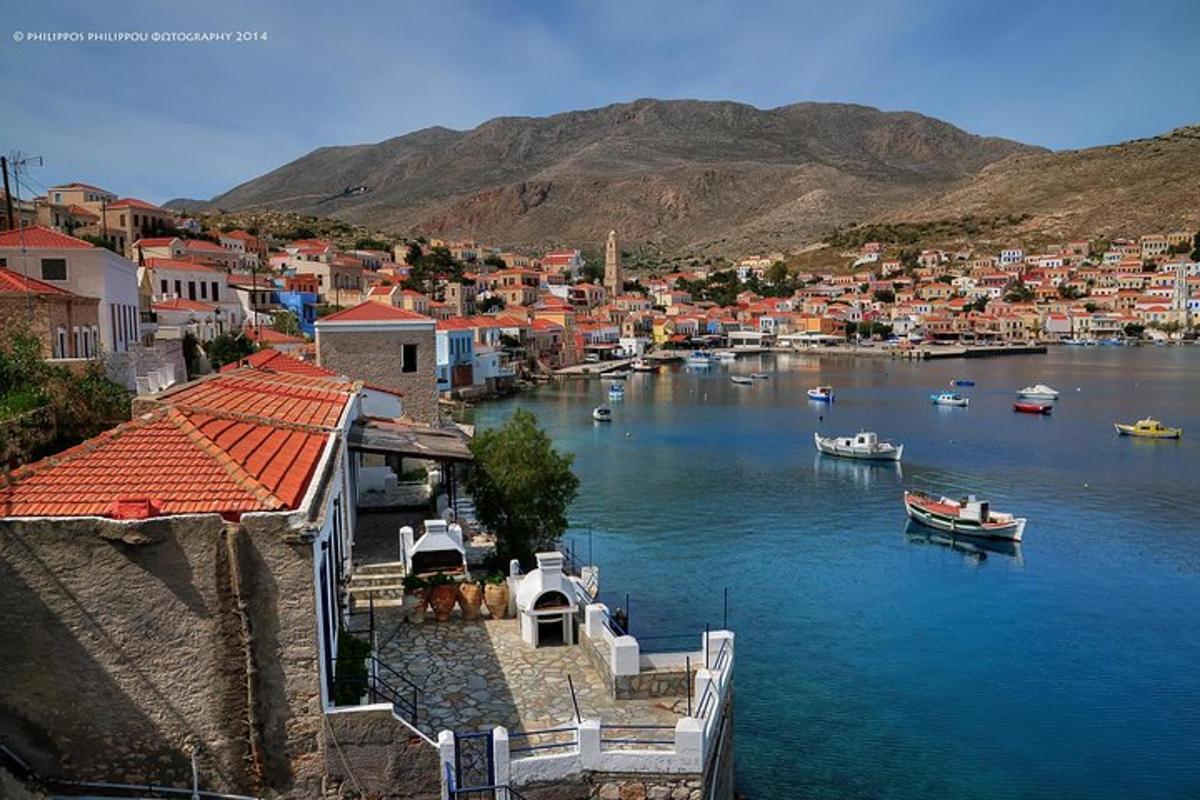 vista d'un port amb vaixells a l'aigua