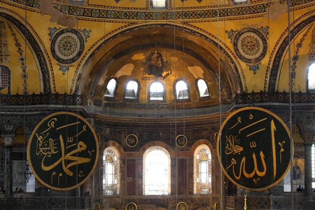 bir binanın duvarındaki iki büyük saat