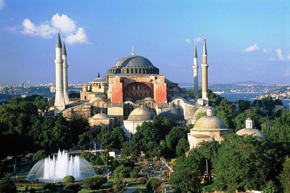 ein Gebäude mit zwei Moscheen und einem Brunnen davor