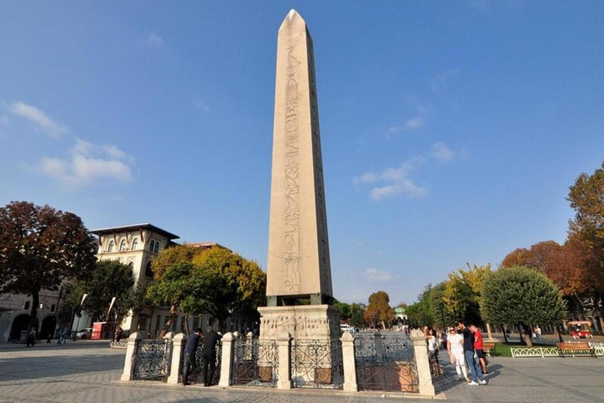 ein hoher Obelisk vor einem Gebäude