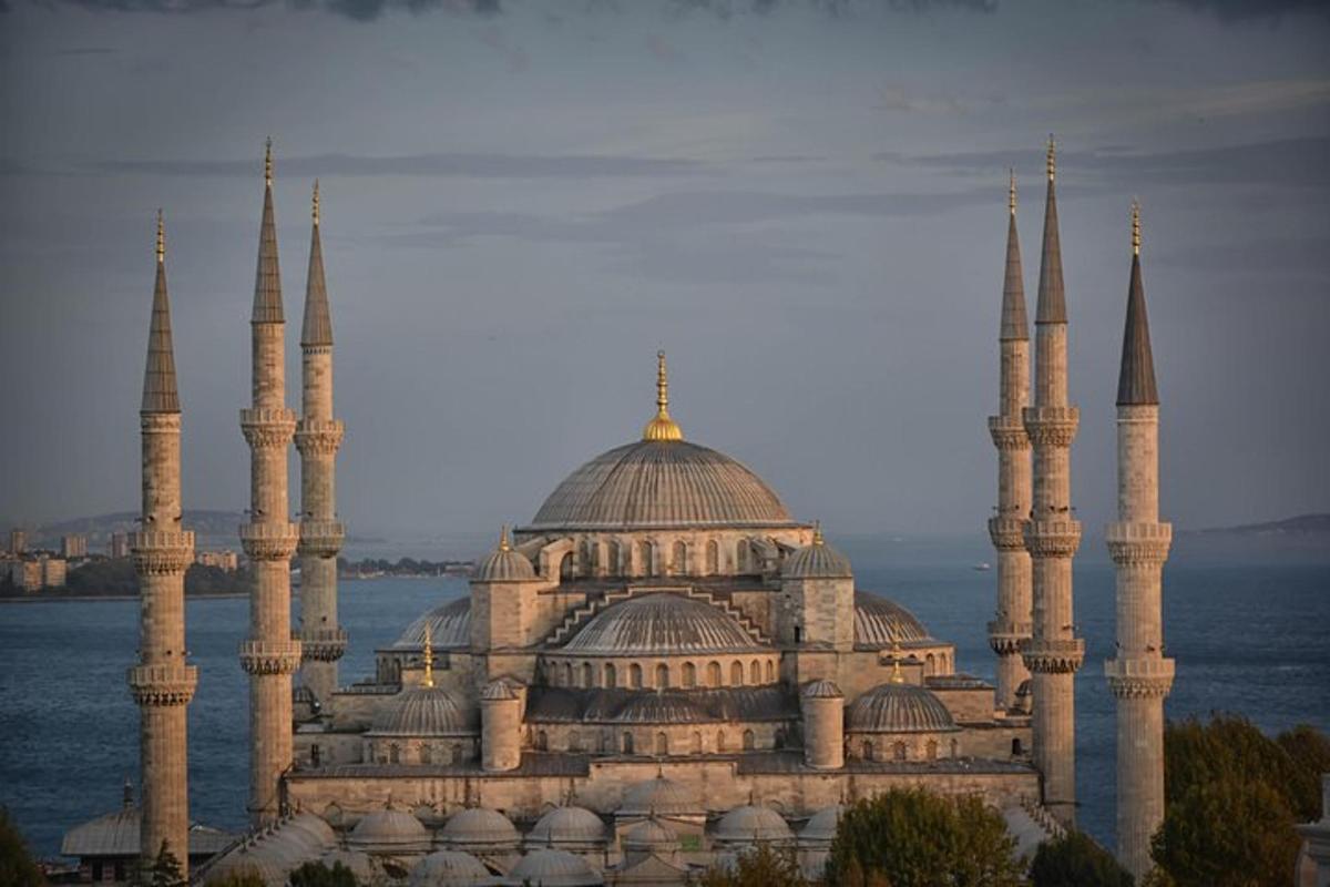 ein großes Gebäude mit Kuppeln und Minaretten