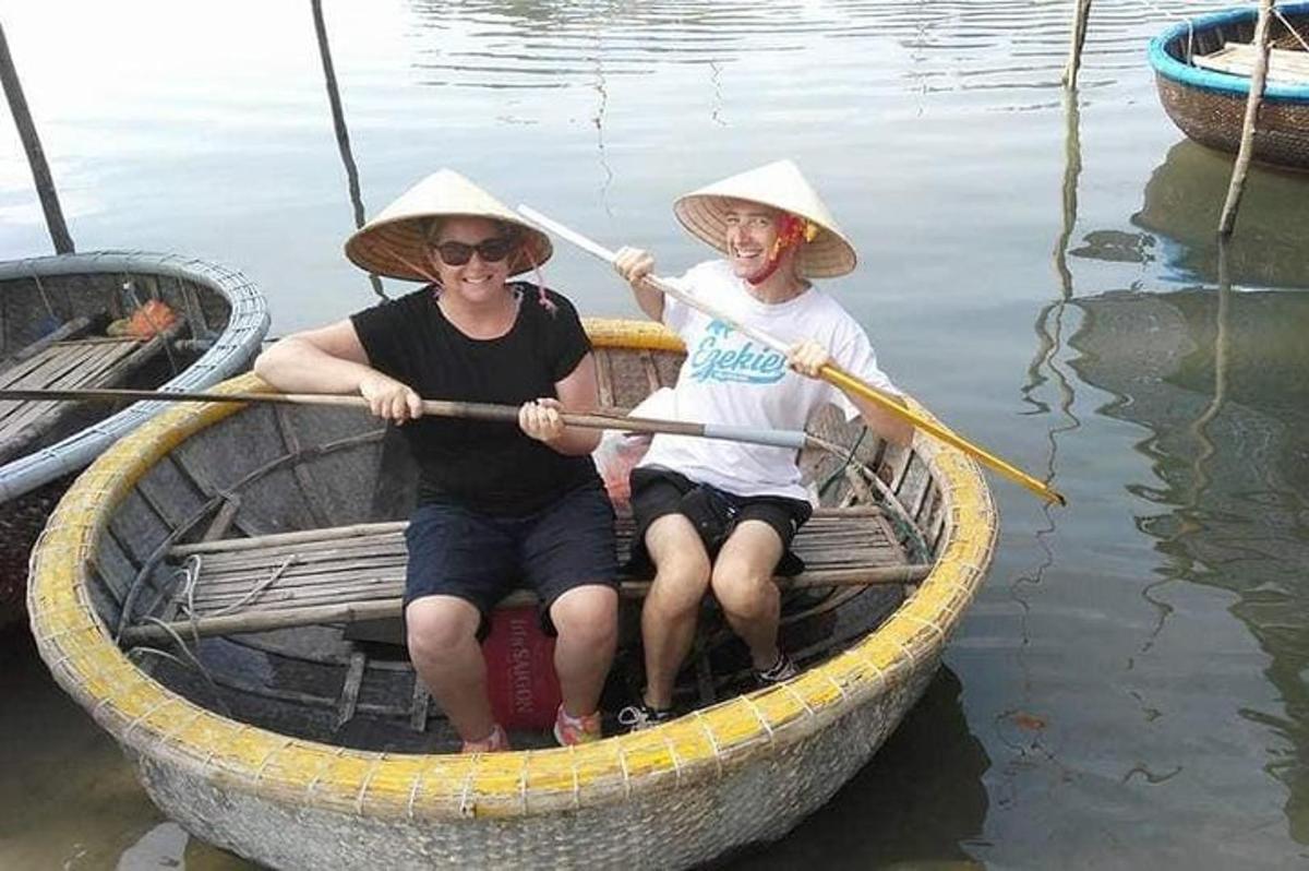 zwei Personen sitzen in einem Boot auf dem Wasser