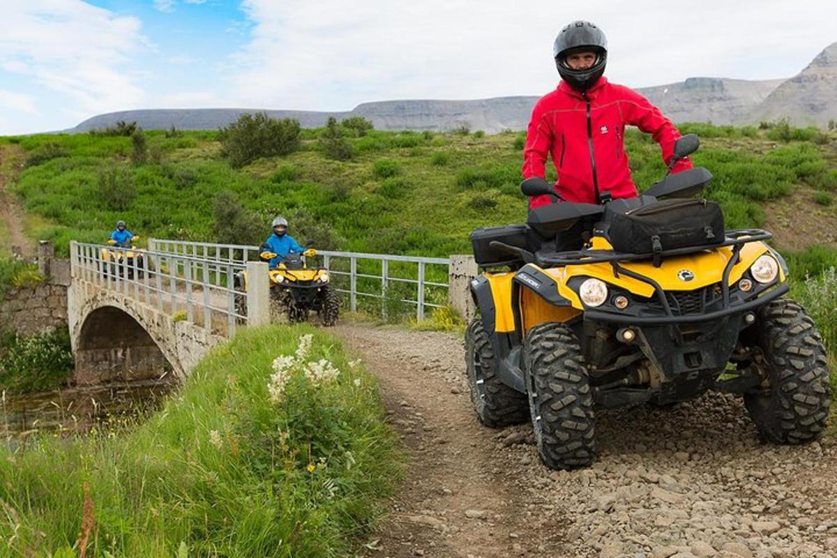 o persoană pe un ATV pe un pod