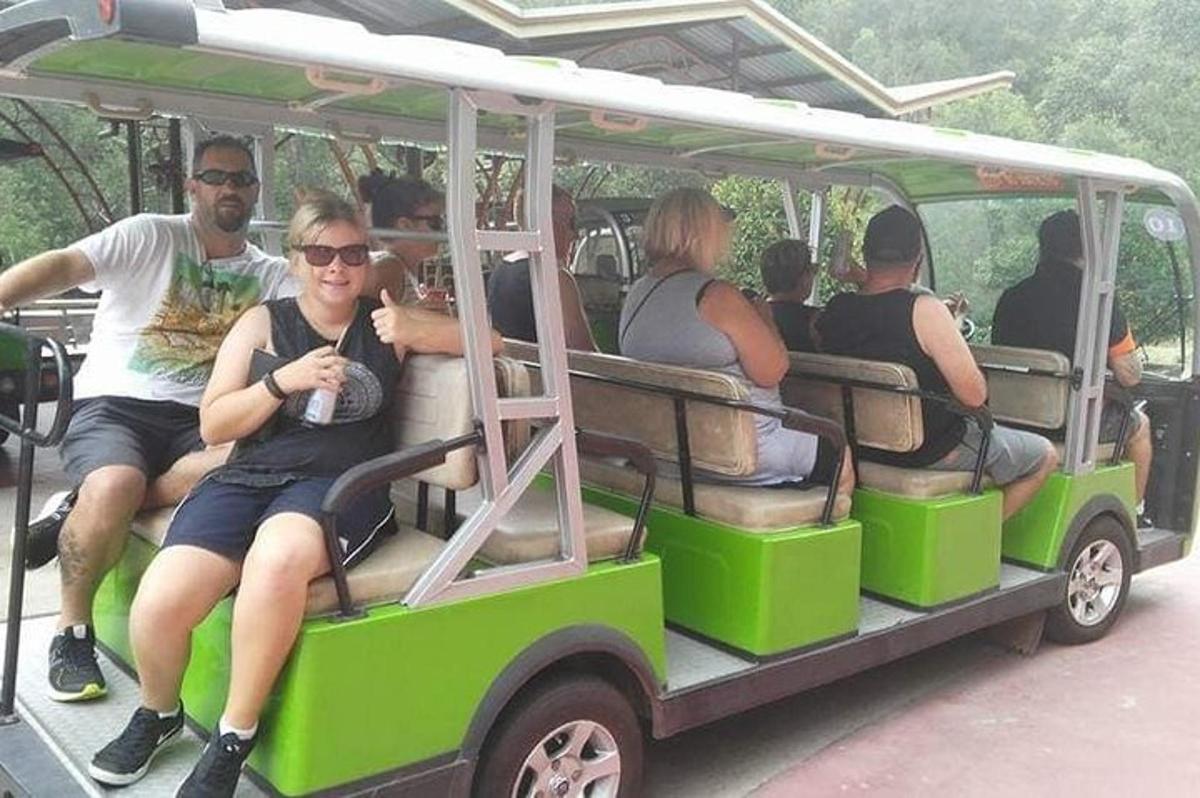 un gruppo di persone che viaggiano su un autobus verde