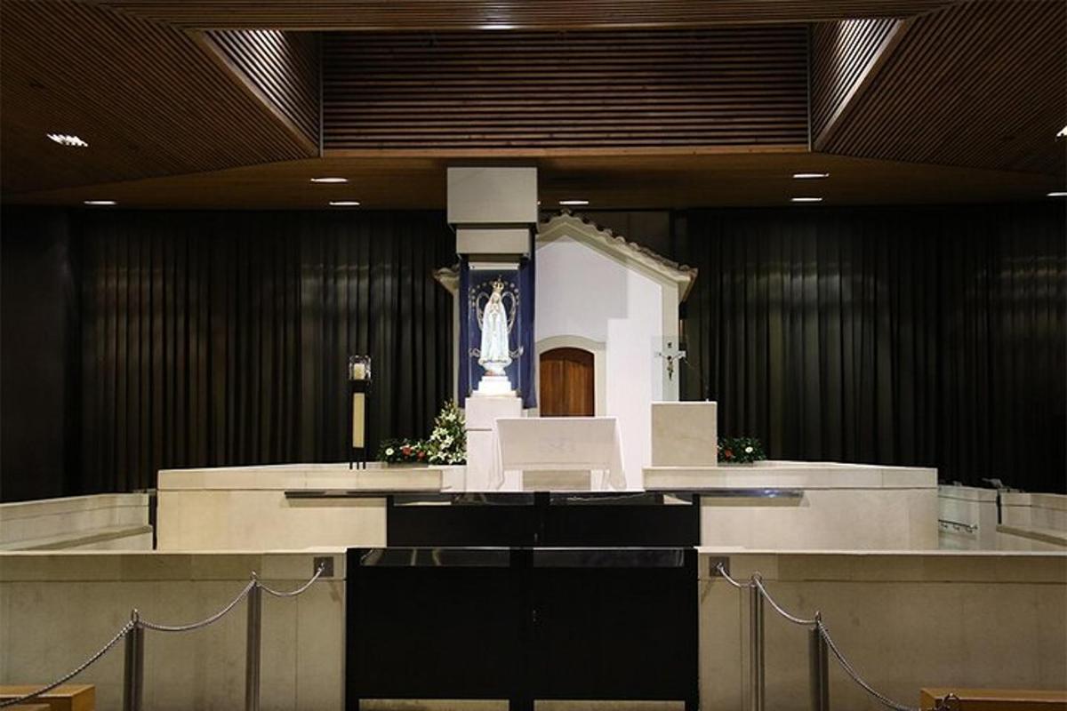 una iglesia con una estatua en el medio de una habitación