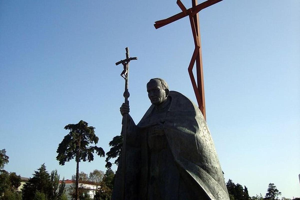 una estatua de un hombre sosteniendo una cruz