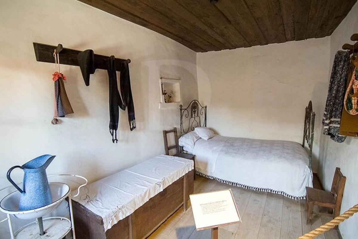 una stanza con due letti e un vaso blu sul muro