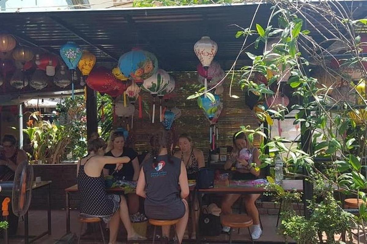 skupina žen sedících u stolu v restauraci