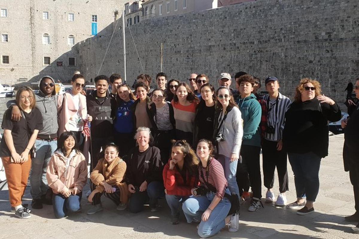 Un grupo de personas posando para una foto frente a una pared.