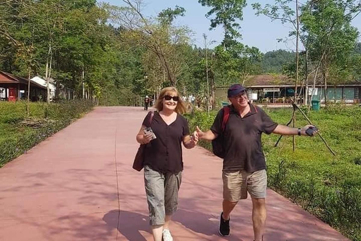 Un hombre y una mujer caminando por una calle con