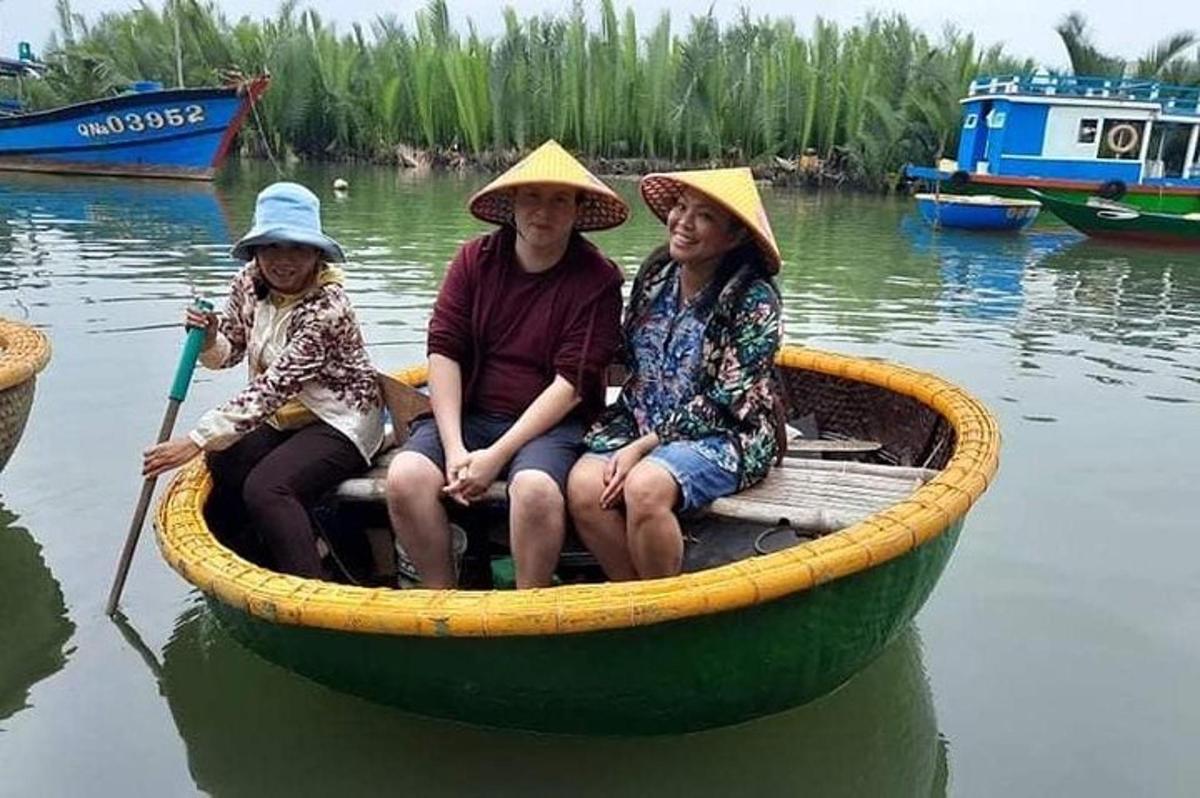 tres personas sentadas en un bote en el agua
