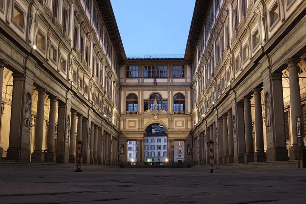 un gran edifici amb columnes i un edifici a la distància