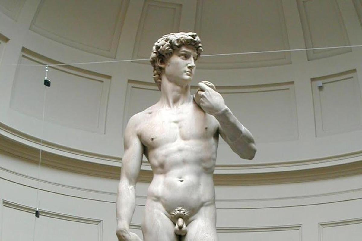 eine Statue eines nackten Mannes in einem Gebäude