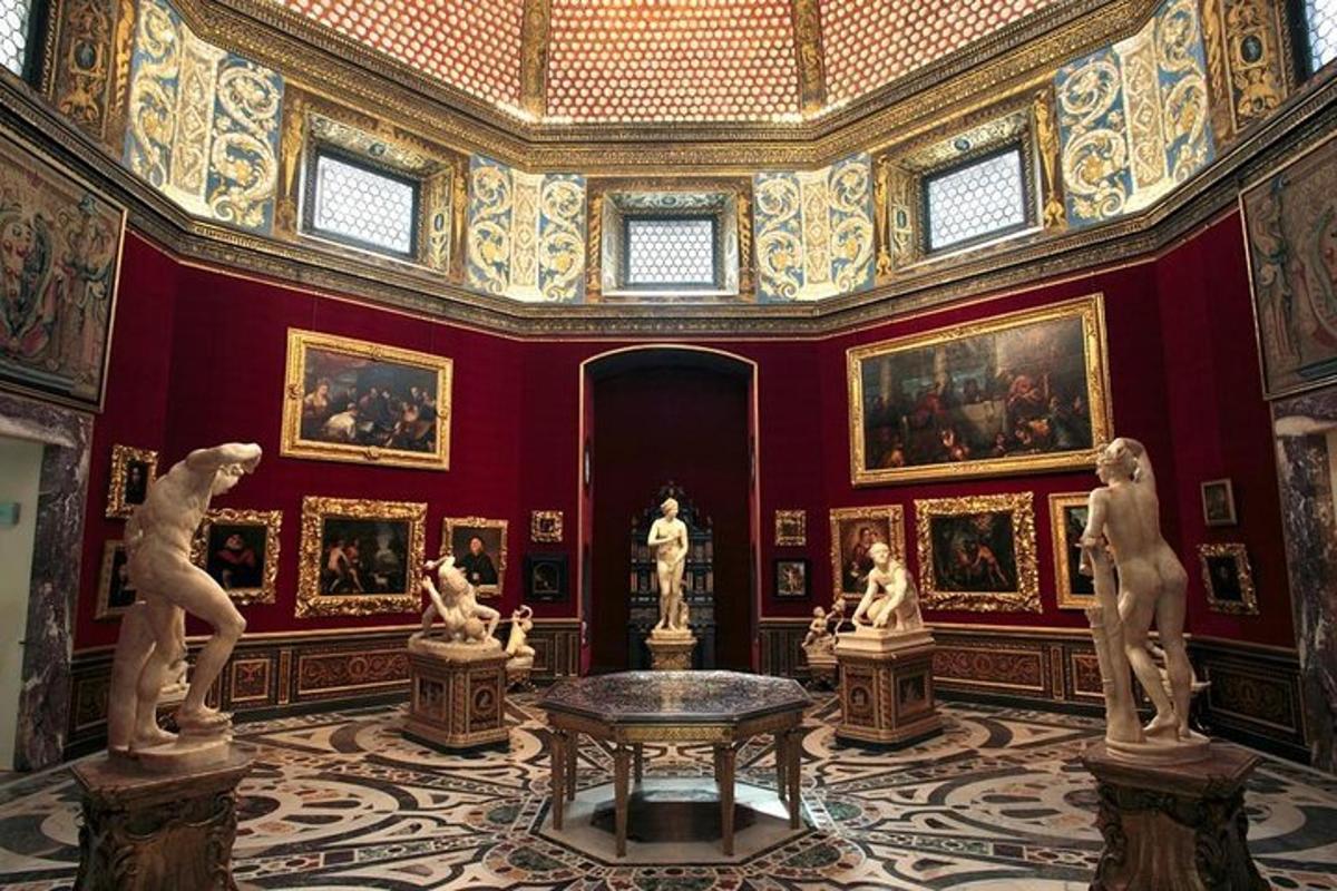 una habitació amb estàtues i pintures a les parets