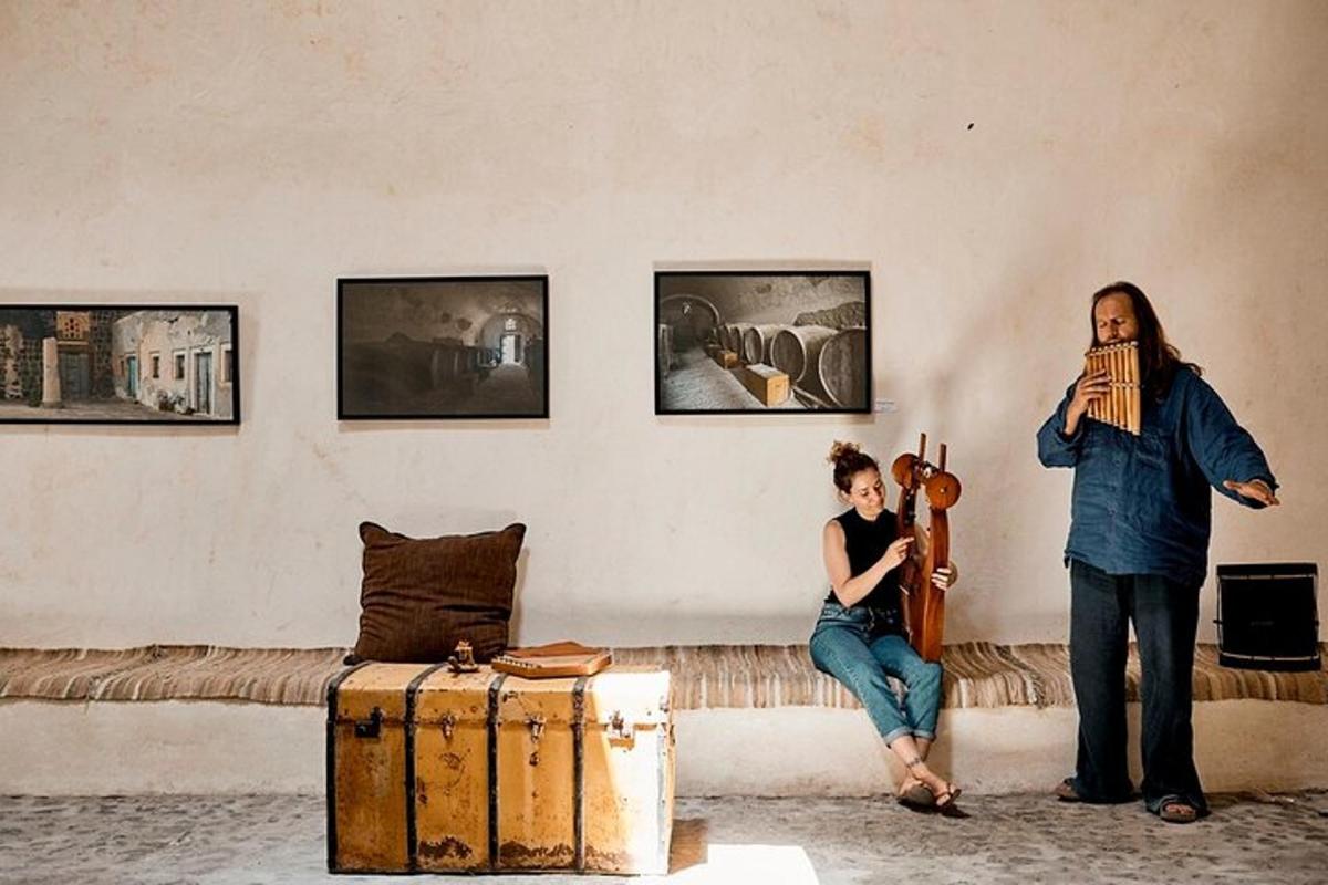 Una mujer tocando un violín y un hombre de pie en una habitación.