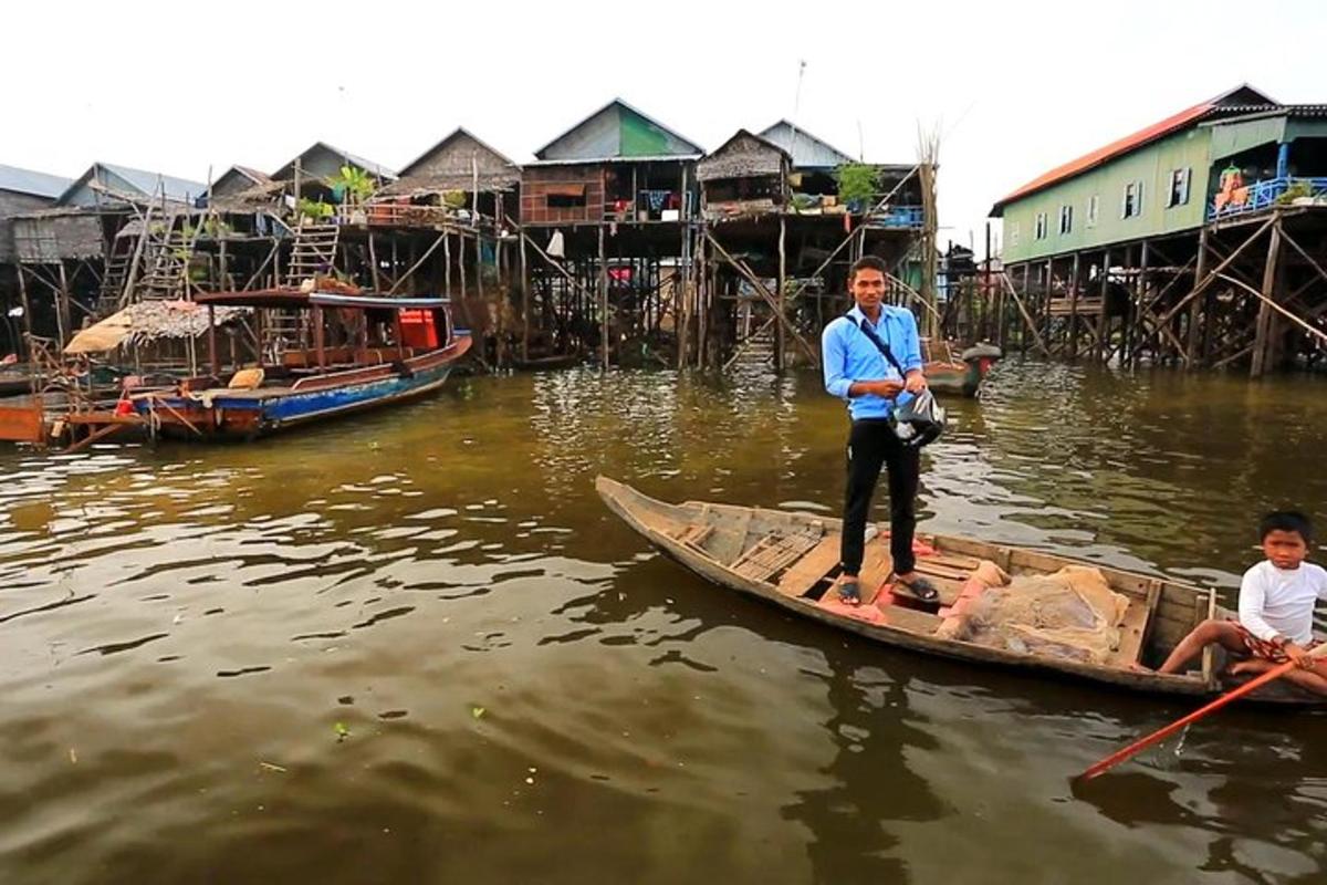 un uomo in piedi su una tavola da paddle in acqua