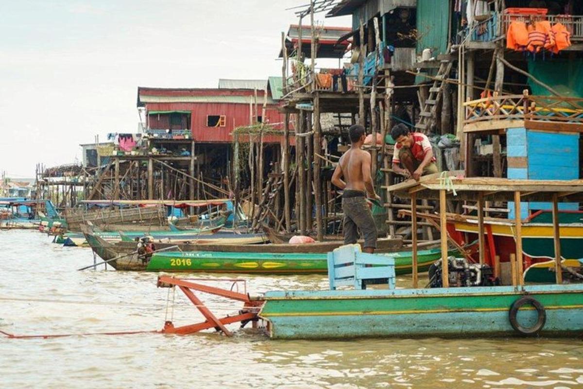 un gruppo di persone su una barca in acqua